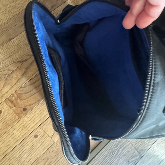 ROBERT GRAHAM BLACK WITH BLUE LINING FAUX LEATHER BACKPACK - Picture 2 of 8